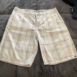 🏝 Quiksilver Men’s White Flat Front Shorts, Size 34 🏝